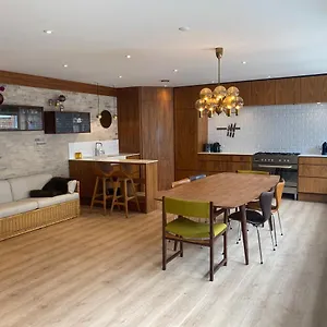 - Beautifully Renovated Luxus Lejlighed